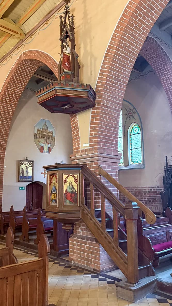 Zabytkowa drewniana ambona z malowanymi polami w kościele św. Anny