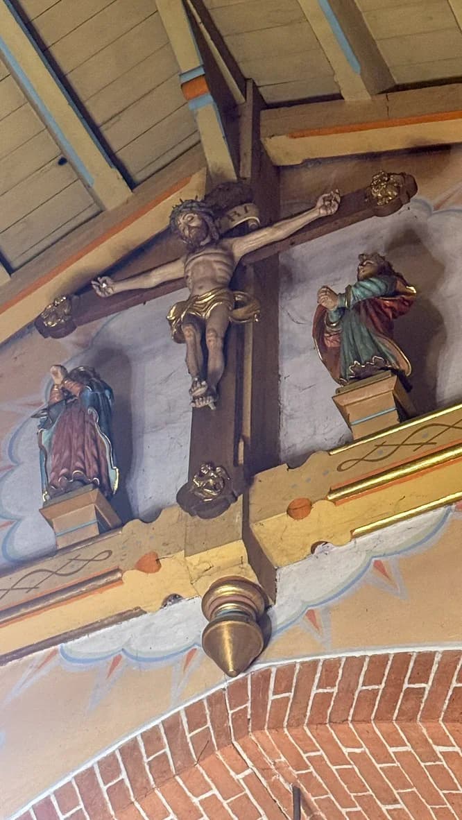 Grupa Ukrzyżowania z Chrystusem na krzyżu oraz figurami Maryi i świętego Jana