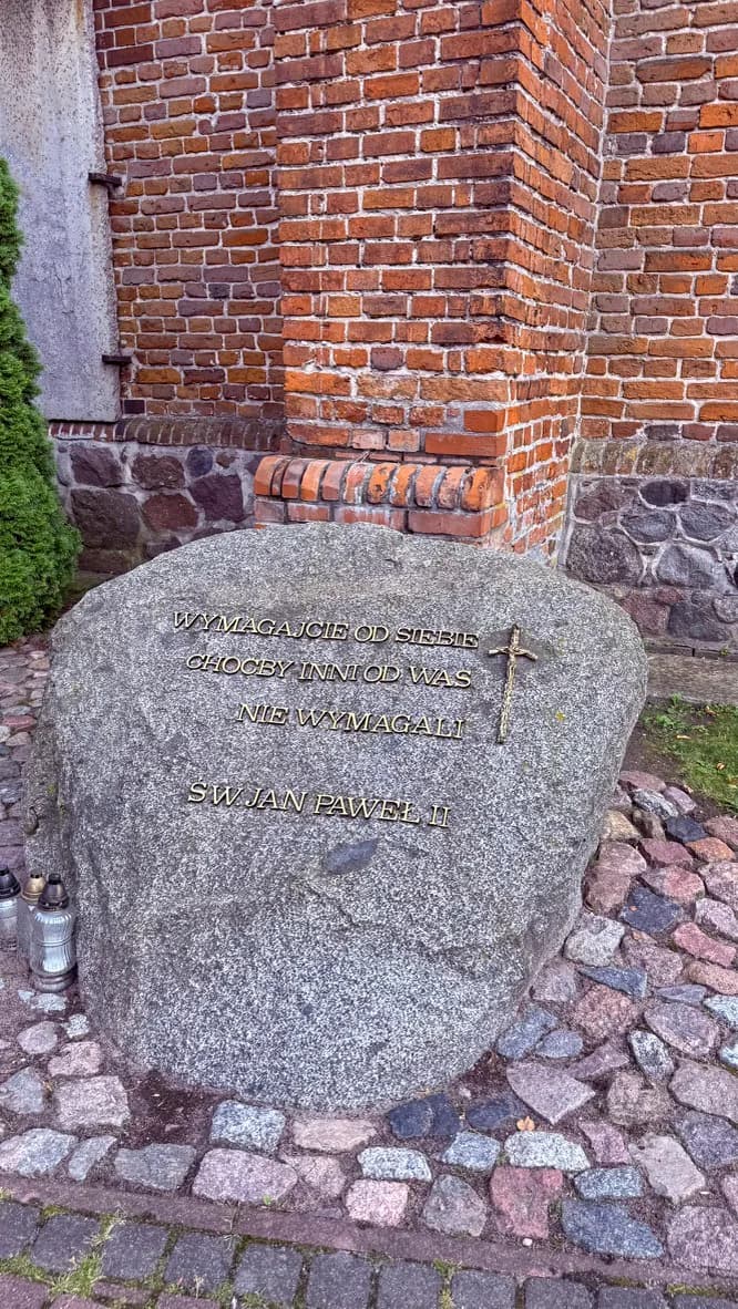 Kamień pamięci przy kościele z cytatem świętego Jana Pawła II