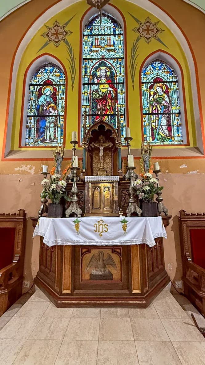 Ołtarz główny kościoła św. Anny z tabernakulum i witrażami