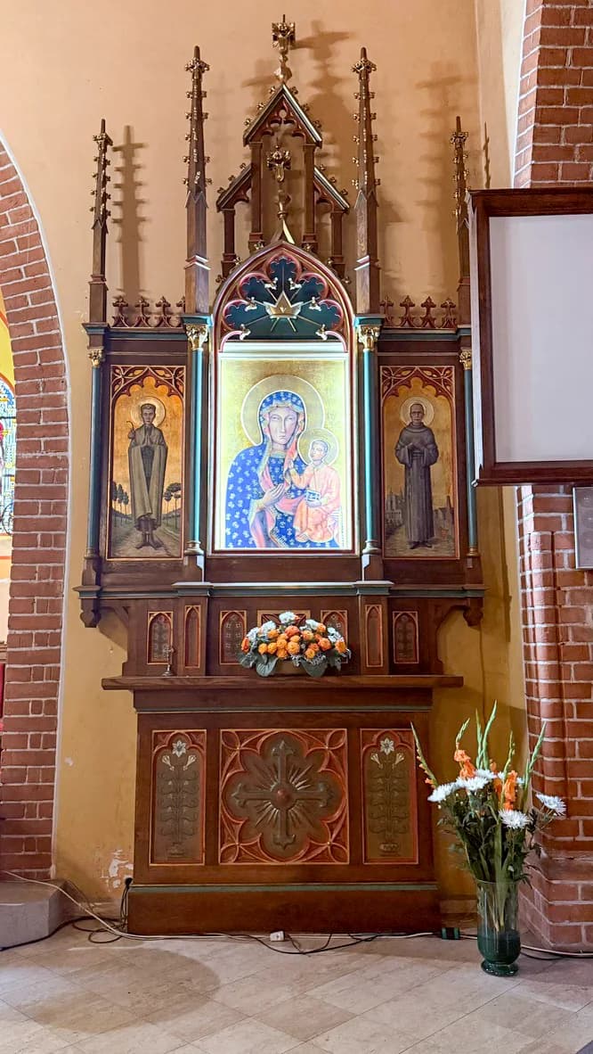 Ołtarz boczny z wizerunkiem Matki Bożej z Dzieciątkiem