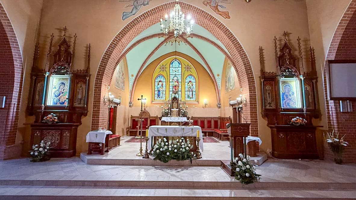 Prezbiterium kościoła św. Anny z ołtarzem i dwoma ołtarzami bocznymi