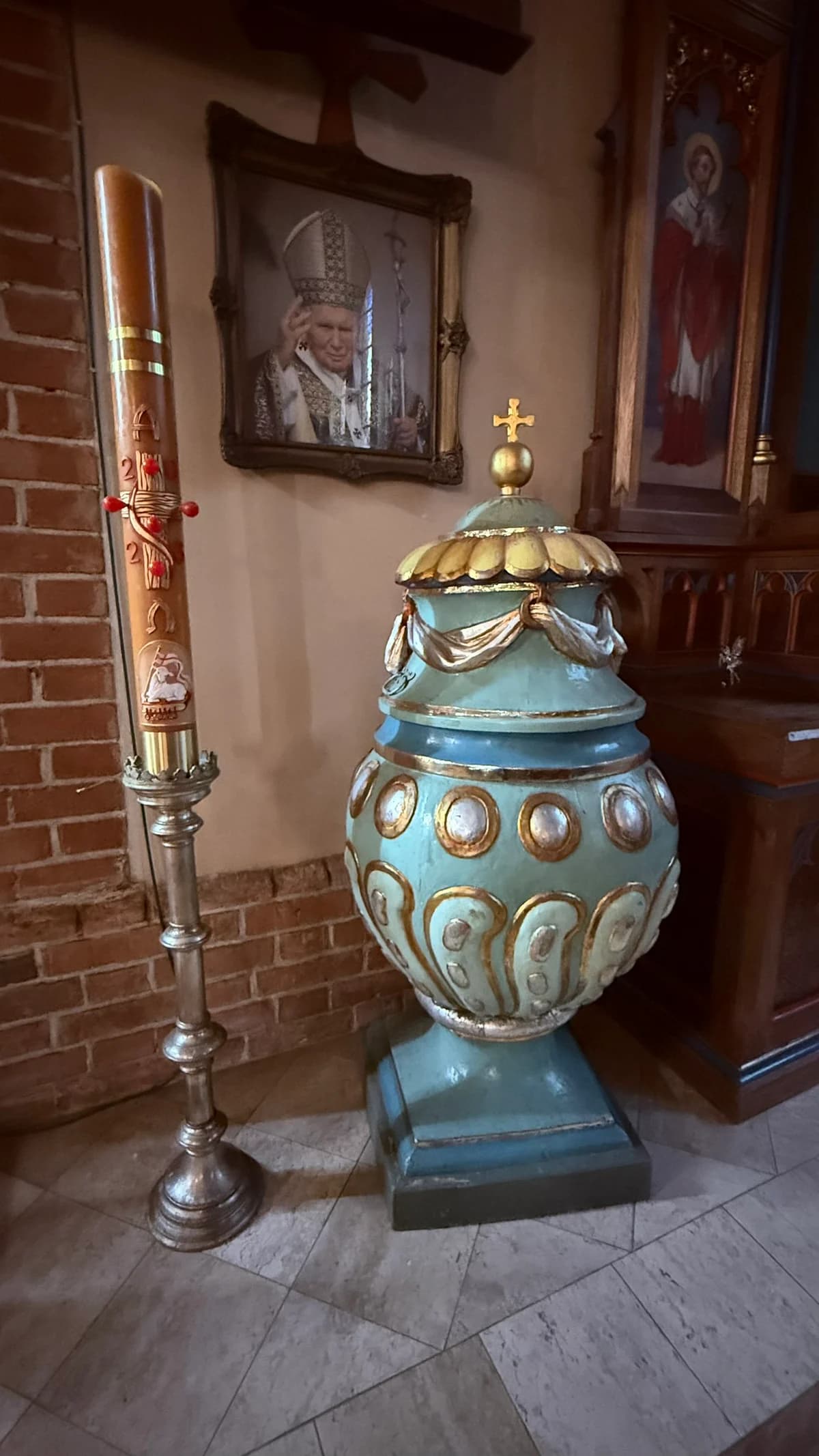 Oryginalna chrzcielnica i paschał w kościele św. Anny w Sztumie