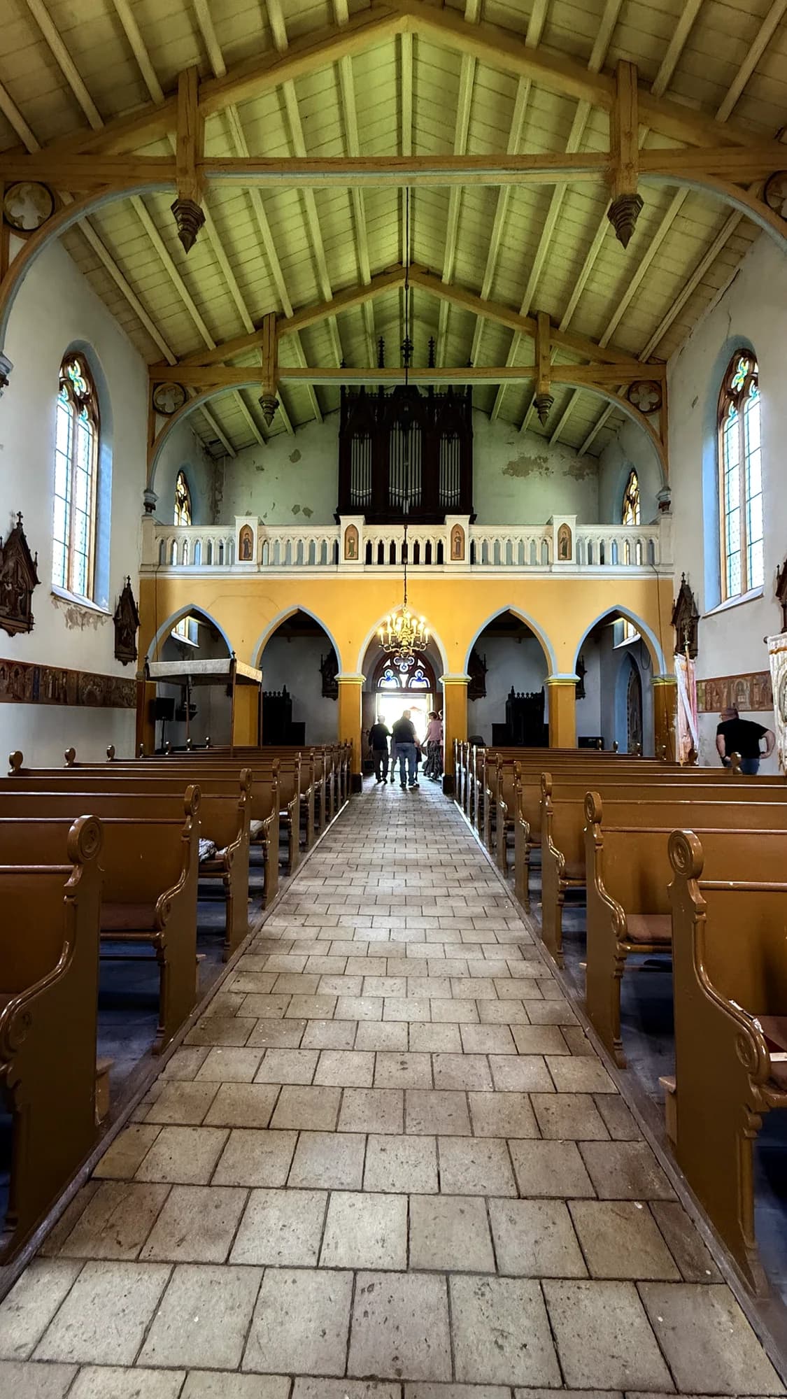 Widok na nawę, chór muzyczny i organy kościoła w Sztumskiej Wsi