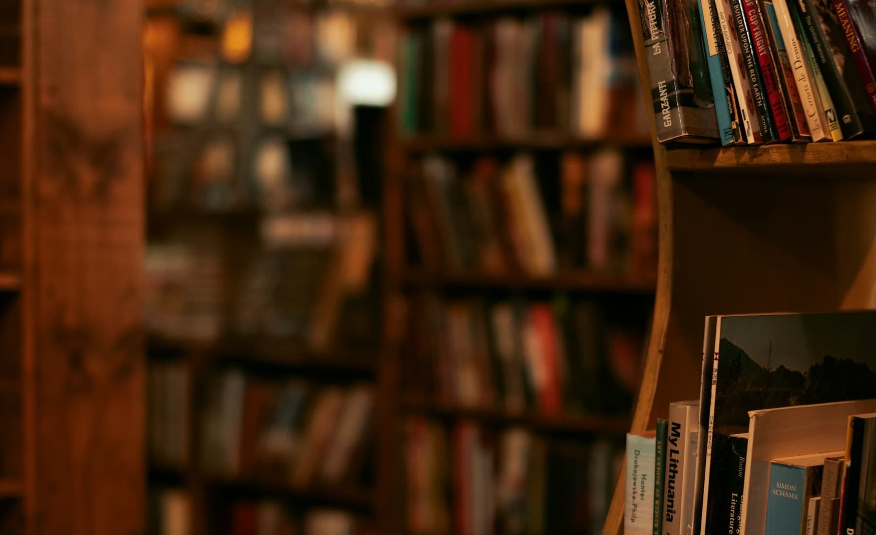 Regały wypełnione książkami, symbol księgozbioru Biblioteki Parafialnej