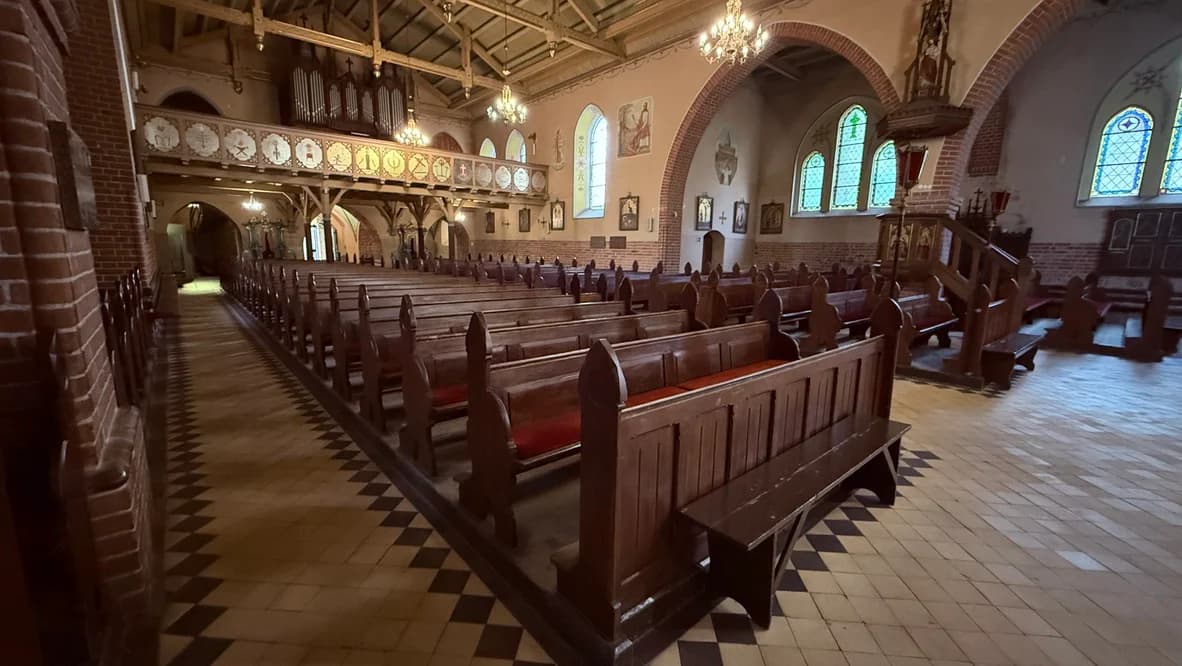 Wnętrze kościoła św. Anny w Sztumie z widokiem na ławki i chór