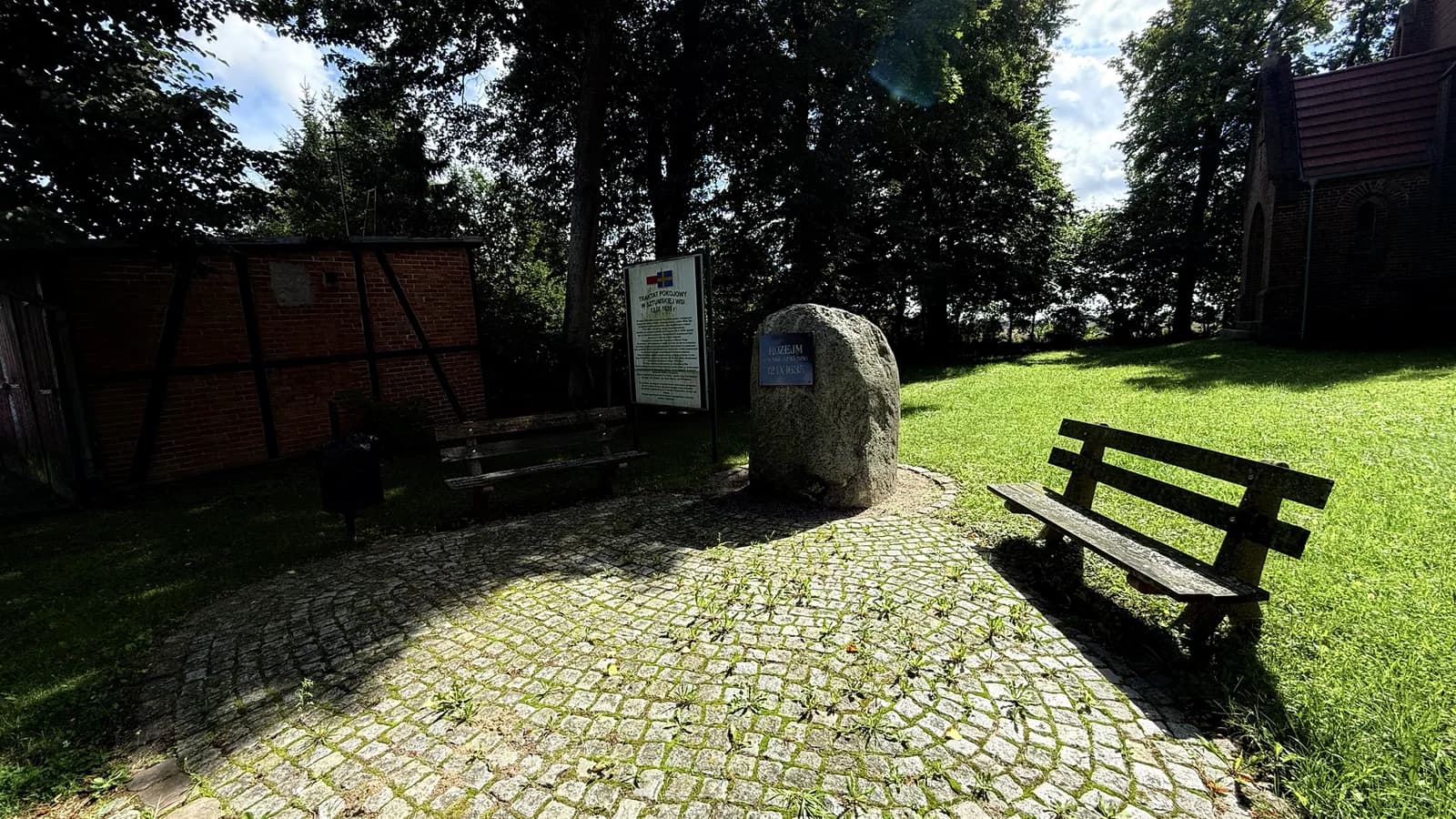 Kamień upamiętniający rozejm polsko-szwedzki z 1635 roku na terenie przy kościele
