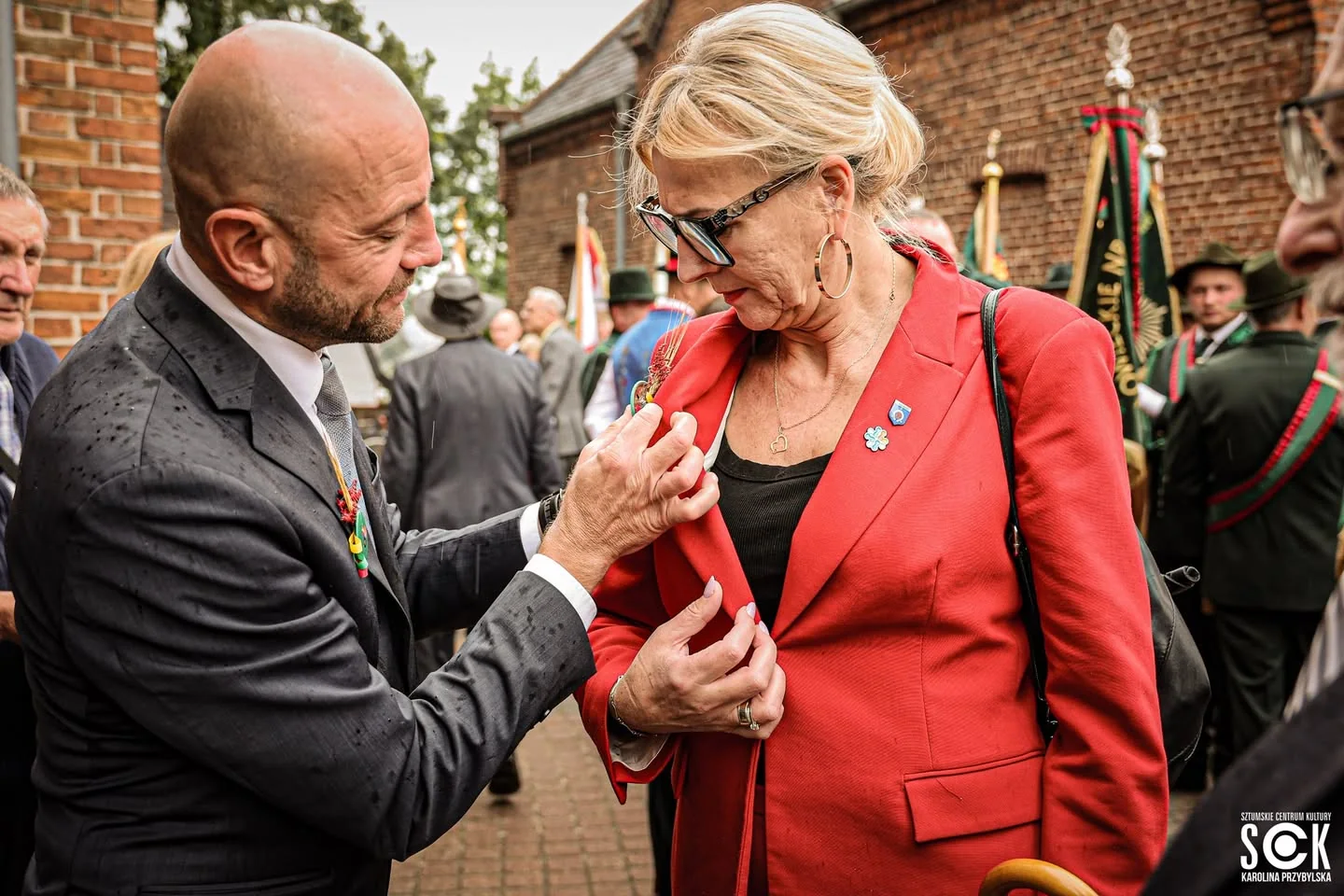 Dożynkowe ozdoby wręczane uczestnikom uroczystości przed kościołem św. Anny