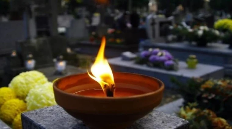 Znicz na cmentarzu w uroczystość Wszystkich Świętych